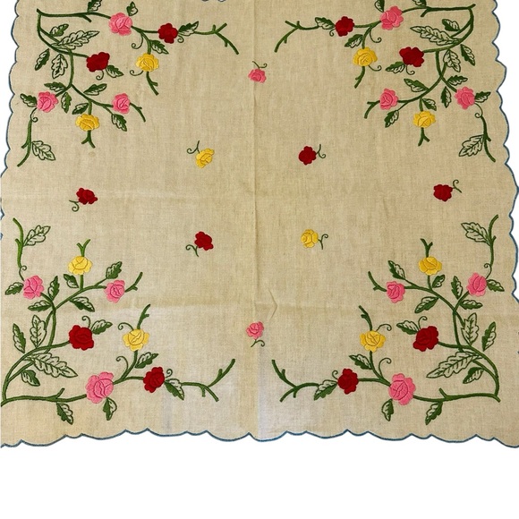 Vintage Linen Floral Hand Embroidered Roses Square Table Topper Scalloped 26" - Picture 5 of 15